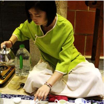 女士喝茶的手勢，女人正確喝茶手勢姿勢圖