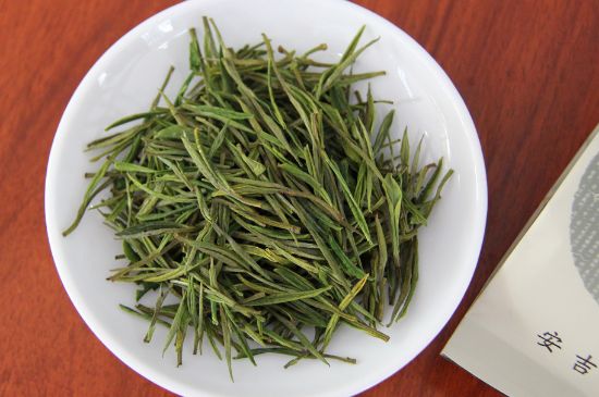 安吉白茶冷藏好還是冷凍好？這個(gè)需要根據(jù)存放時(shí)間來(lái)選擇