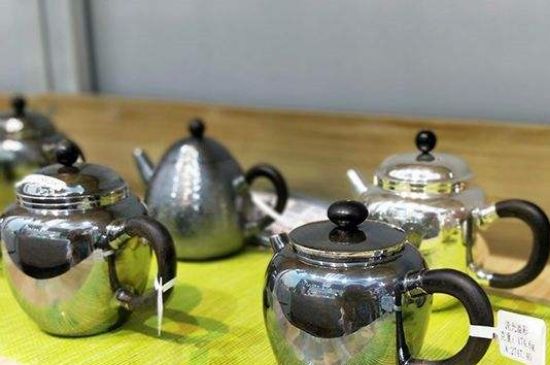 銀壺燒水后水里有黑色的東西，為什么銀壺里有黑點