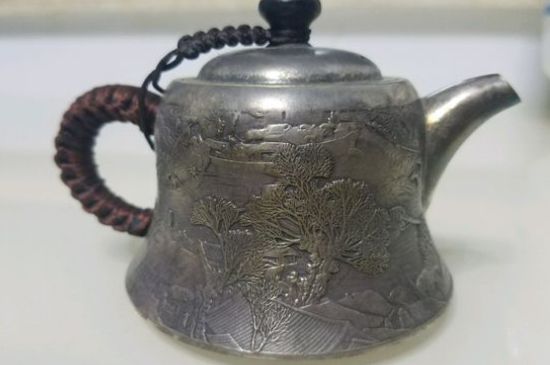 銀壺燒水后水里有黑色的東西，為什么銀壺里有黑點