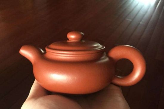 朱泥<a href=http://www.zzsas.com/chaju/zisha/ target=_blank class=infotextkey>紫砂壺如何開(kāi)壺</a>，朱泥壺日常泡茶養(yǎng)護(hù)