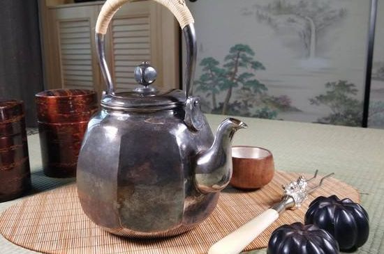 銀壺燒水后水里有黑色的東西，為什么銀壺里有黑點