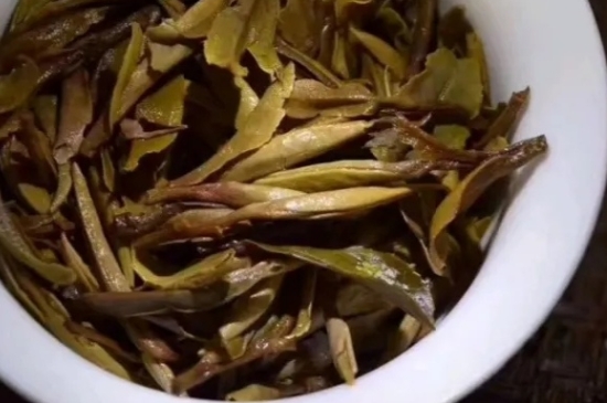 老白茶上火還是去火？夏季喝煮的老白茶會(huì)容易上火！