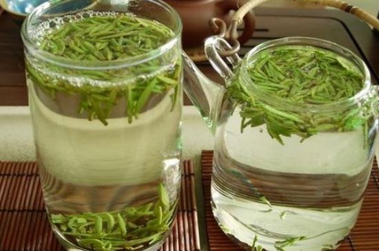 竹葉青和雀舌哪個(gè)貴，竹葉<a href=http://www.zzsas.com/fenlei/wulongcha/ target=_blank class=infotextkey>青茶</a>貴嗎？