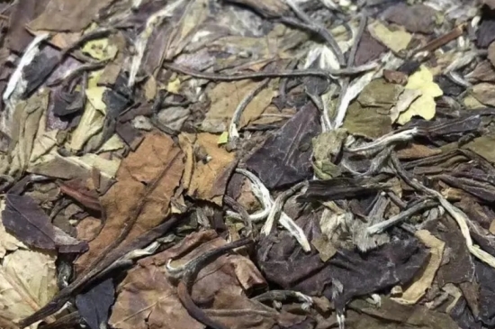 老白茶上火還是去火？夏季喝煮的老白茶會(huì)容易上火！