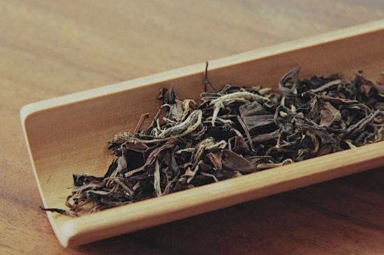 怎么撬老白茶茶餅不容易碎，福鼎白茶如何撬茶方法
