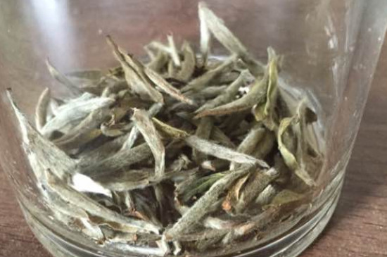 白毫銀針年份越久越好嗎，銀針白毫是否越陳越好