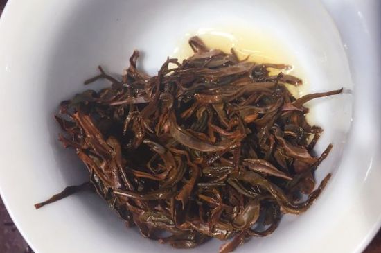 女人喝紅茶好還是喝普洱茶好，普洱茶和紅茶哪個(gè)適合女人喝