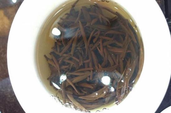 女人喝金駿眉的好處和壞處，女性喝金駿眉可減肥養(yǎng)顏