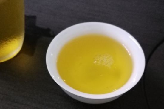 女人喝金駿眉的好處和壞處，女性喝金駿眉可減肥養(yǎng)顏